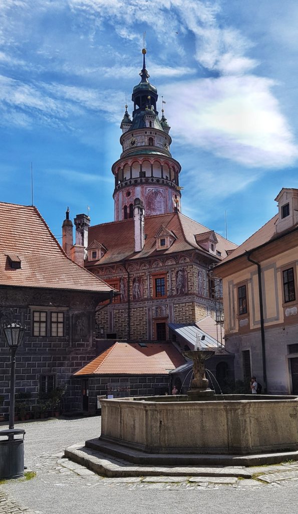 Nádvoří a věž zámku Český Krumlov