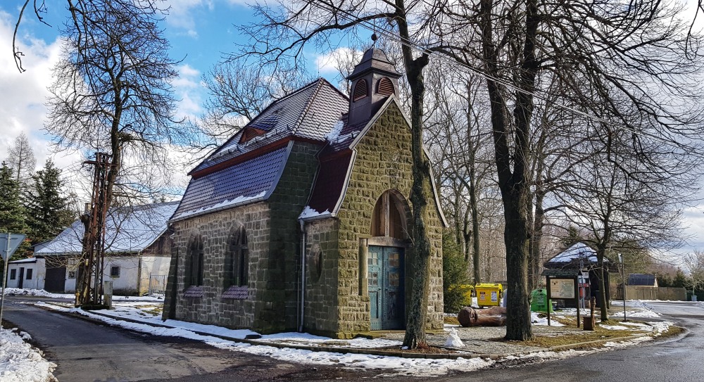 Kaplička v obci Sněžník